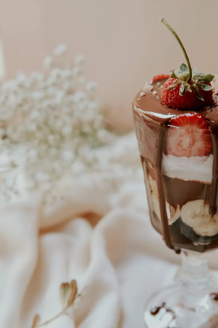 Postre Romántico en Vaso con fresas y chocolate